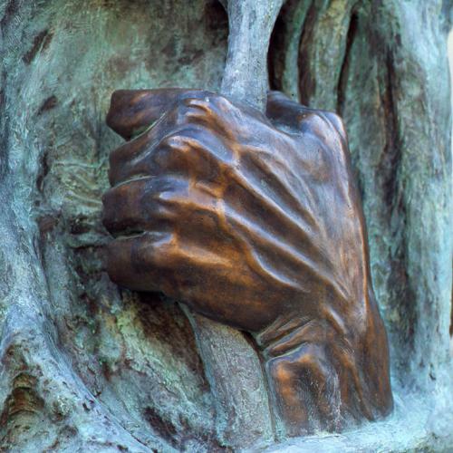 Paris XVIe arrondissement :
										1998- « Monument National aux Évadés de Guerre»
										Hauteur : 4,80m 
										Bronze - DE FAYKOD