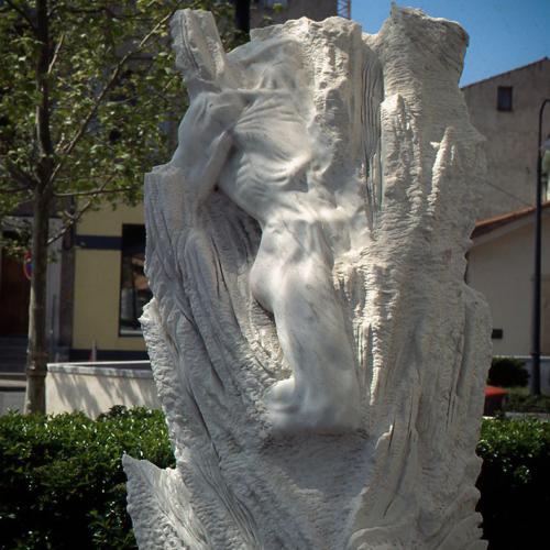 Digne-les-Bains : 
										1987  « Transcendance »
										Hauteur : 2 m 
										Marbre de Carrare - DE FAYKOD