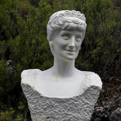 LA  PRINCESSE  DIANA
										1997
										MUSÉE DE FAYKOD
										 Sculpture - buste  en marbre de Carrare