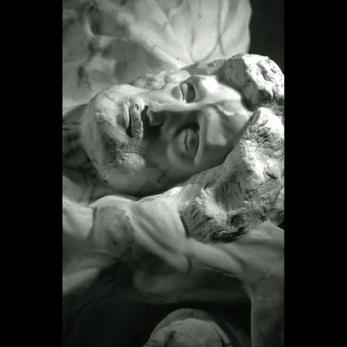 Piéta (détail)- 1983  - marbre de Carrare  à Lourdes sculpture de Maria de Faykod